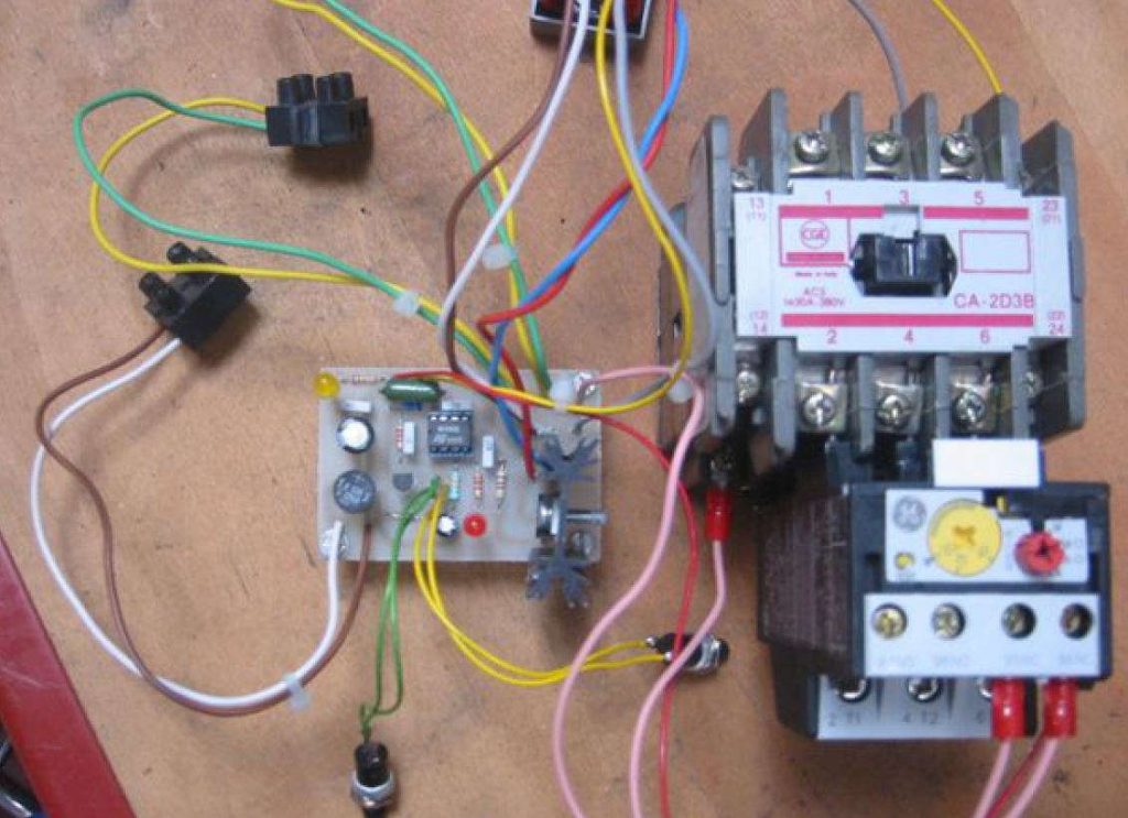 prototipo del circuito con SCR-NE555 per eccitare teleruttori