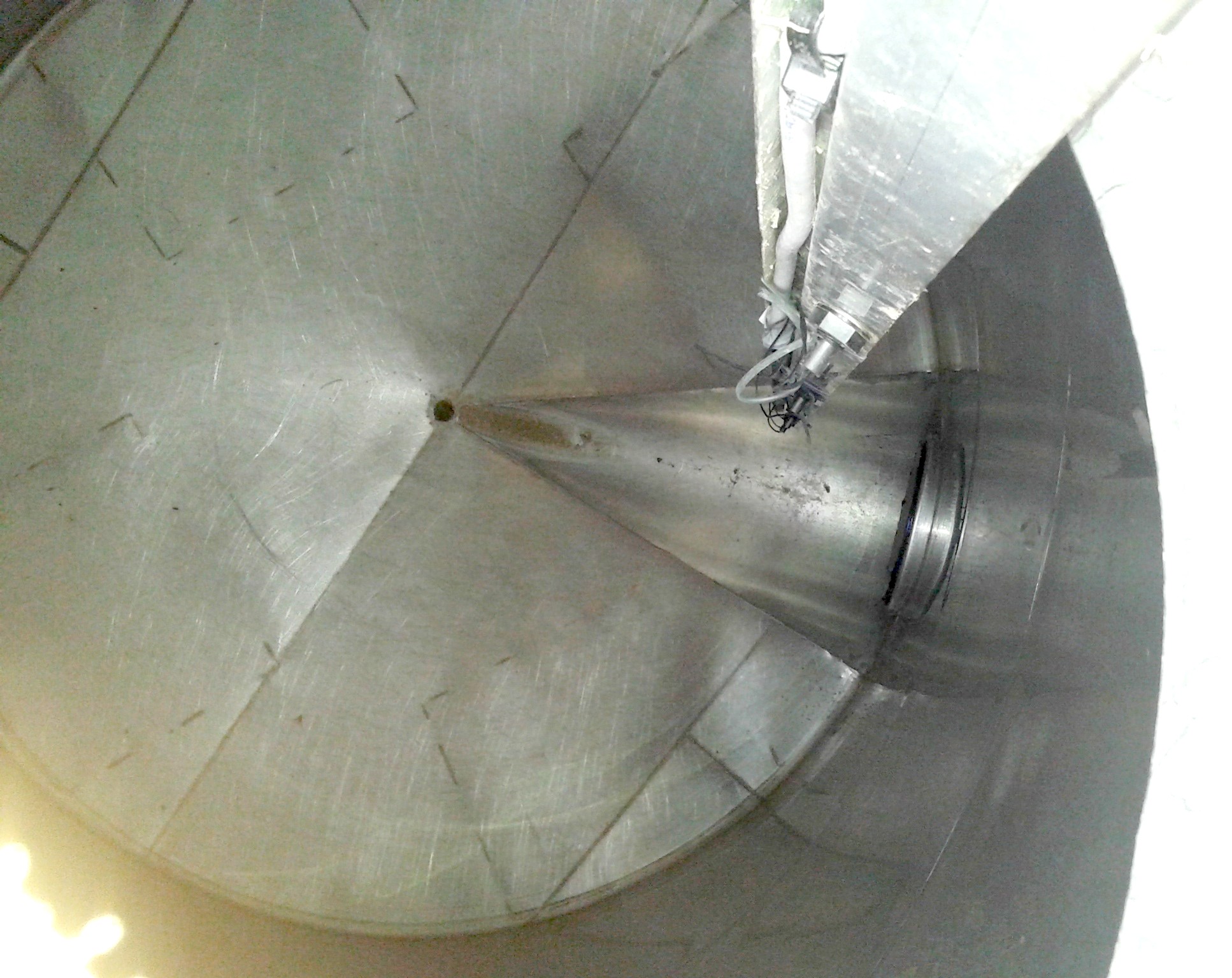 Figura 8: Vista dall’alto dell’interno della cisterna inox interrata.